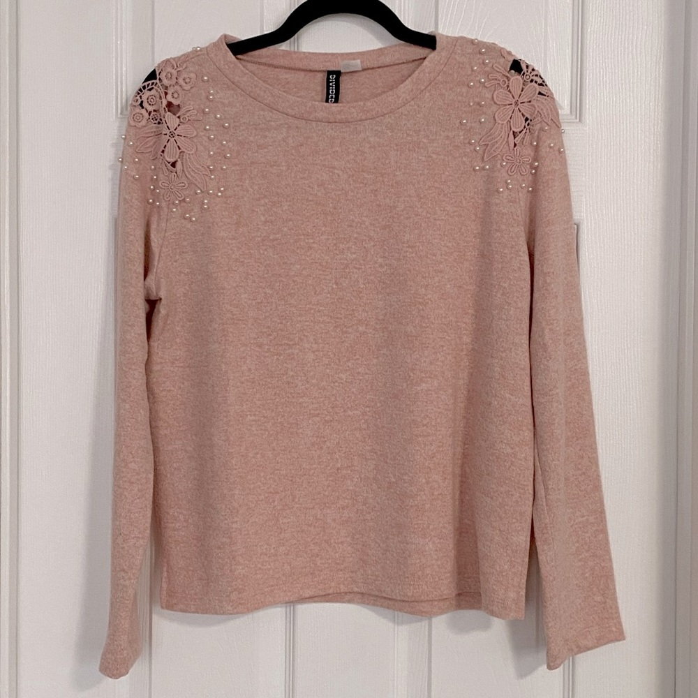 H&M peachy/pink sweater with lace shoulder detail